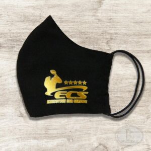 crna maska sa zlatnim logoom